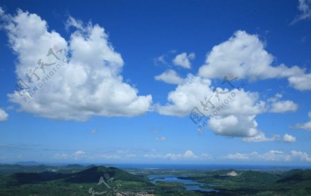 云蒸雾霭山海远景图片