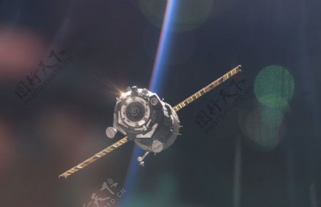 联盟TMA5号太空船飞离国际空间站图片