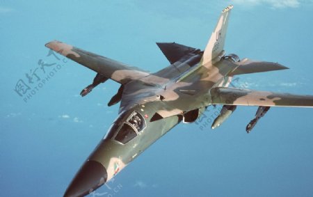 F111战斗轰炸机图片