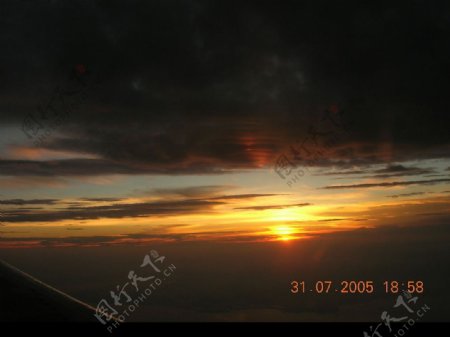 飞机上拍摄的落日图片