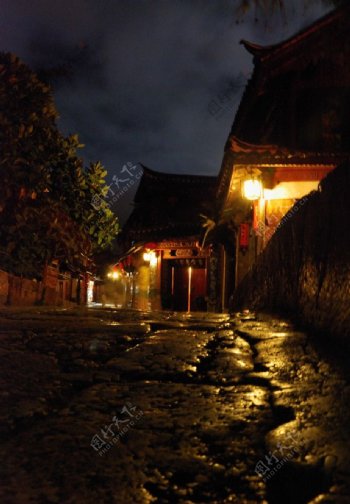 云南丽江古城夜景之雨后的石板路图片