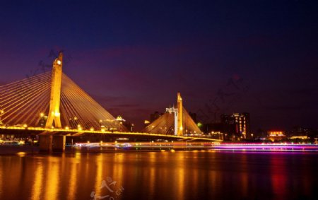 广州羊城花城珠江夜景海印桥倒影暖调图片