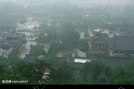 雨中华清宫图片