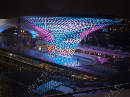 上海世博会中轴夜晚灯光图片