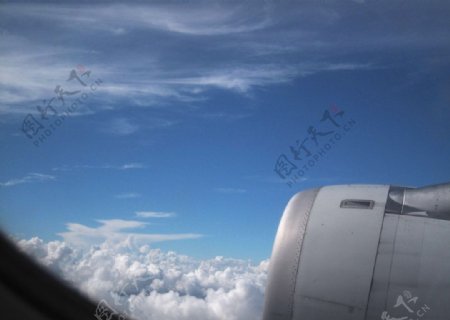 飞机与云图片