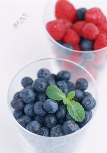 一杯蓝莓草莓图片