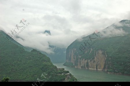 雾锁三峡夔门图片