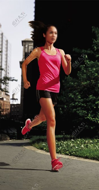 跑步女选手图片