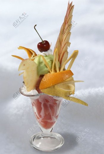 水果圣代冰淇淋图片