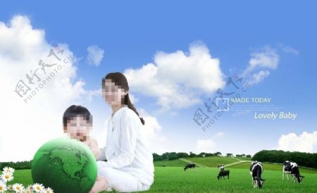 草地上的妈妈和宝贝图片