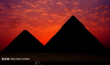 日落後的金字塔图片
