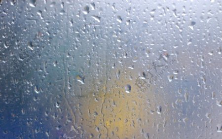 玻璃窗上的雨珠图片