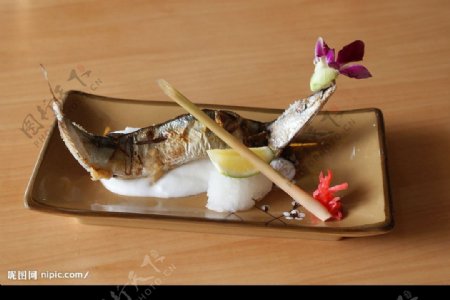 日式烤秋刀鱼图片