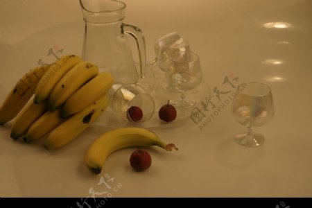 暖光下的玻璃器皿与水果组合图片