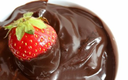 巧克力酱里草莓图片