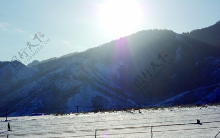 雪场滑雪冰太阳光晕山脉开阔图片