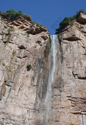 太行山上的瀑布图片