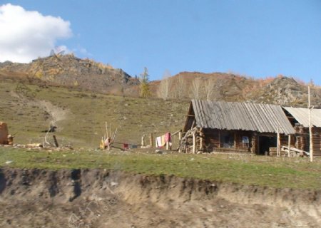 平静的新疆农村小屋图片