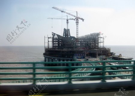 杭州湾跨海大桥上的平台图片