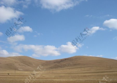 草原上白云朵朵的蓝天图片