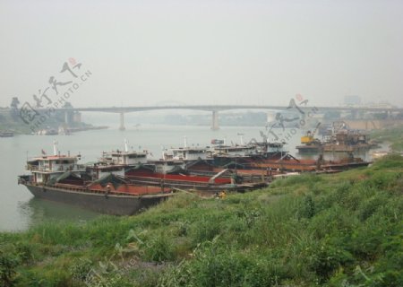 桥边江船图片