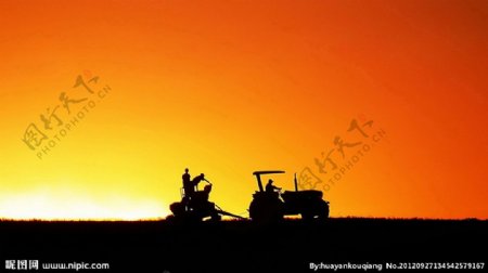 夕阳下的拖拉机图片