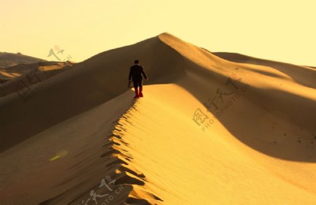 沙尘暴来临之前独行在沙漠图片