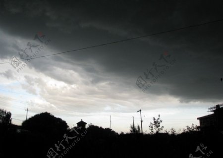暴风雨的天空和乌云景象图片