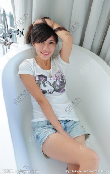 浴缸里的女孩图片