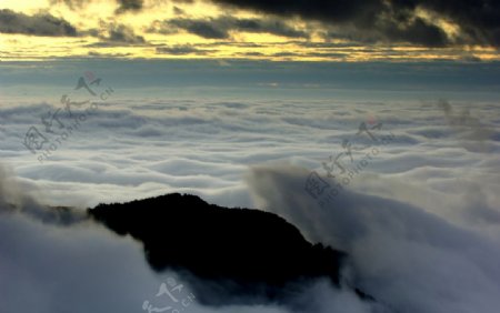 山峰云雾图片