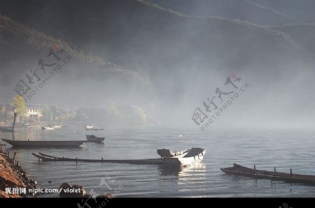 泸沽湖薄雾下的湖边景图片