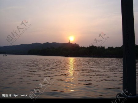 西湖黄昏图片