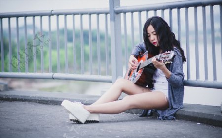 弹吉他的女孩图片
