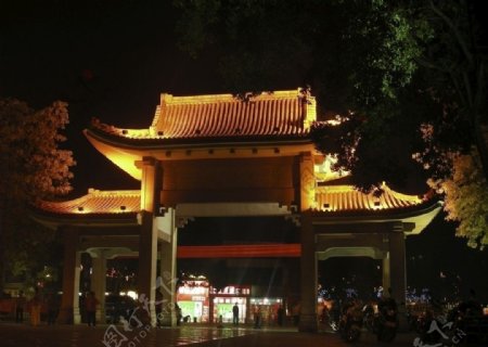 中山纪念堂牌坊背面夜景图片