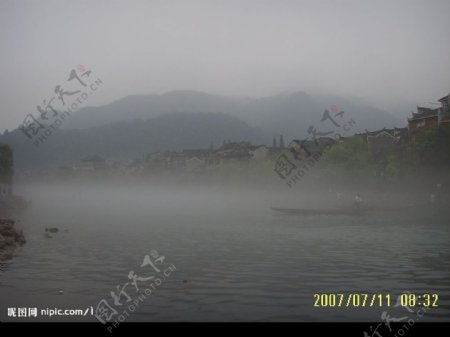 沱江雨景2图片