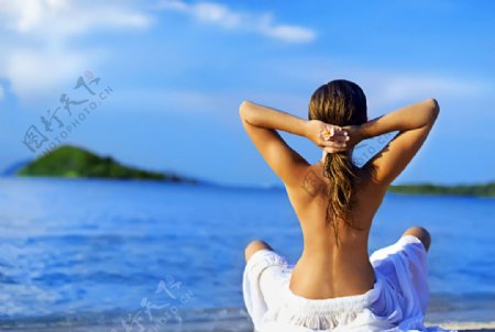 海边瑜伽美容美女图片