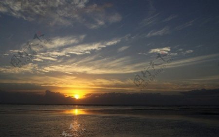 巴厘岛海上的日落图片