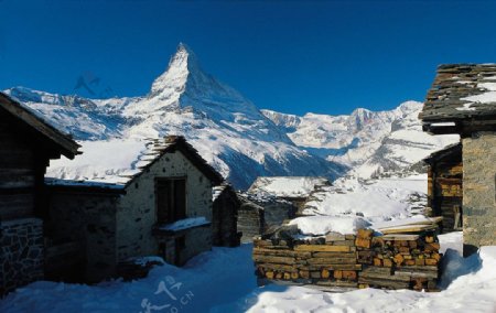 瑞士策马特阿尔卑斯山明媚山谷冬景图片