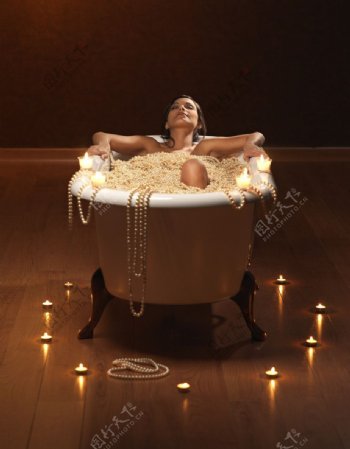 浴缸里的美女图片