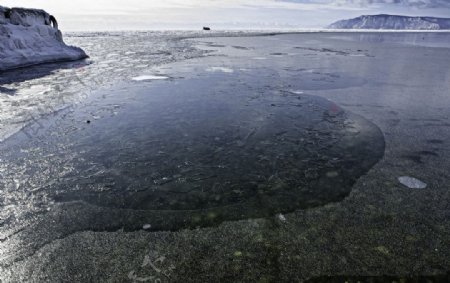 冰下的湖水图片