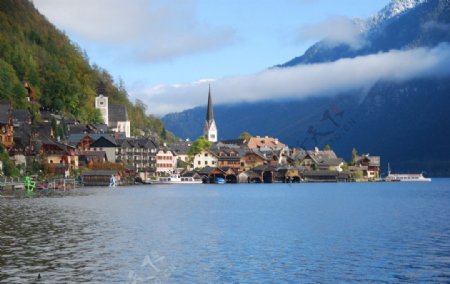 阿尔卑斯山下湖边小镇图片
