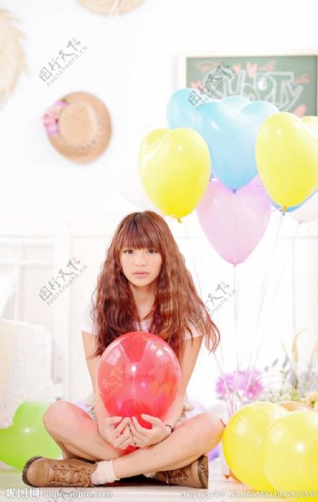 美女和气球图片