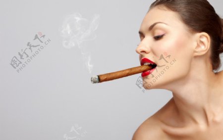 抽着香烟的女人图片
