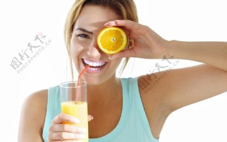 美女喝橙汁图片