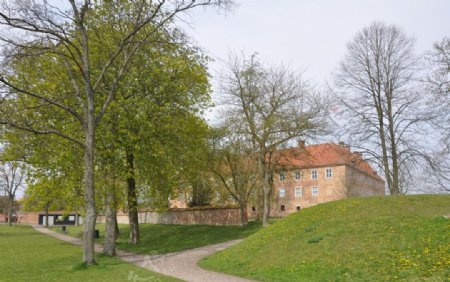 绿色掩映中的松德堡城堡图片