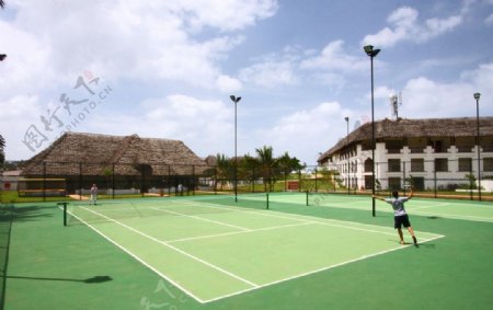 度假村里的网球场图片