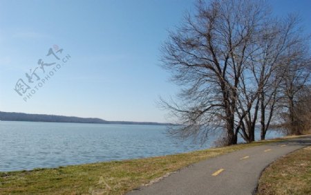 湖边道路图片