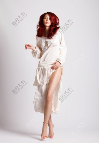 穿着白色礼服的性感美女图片