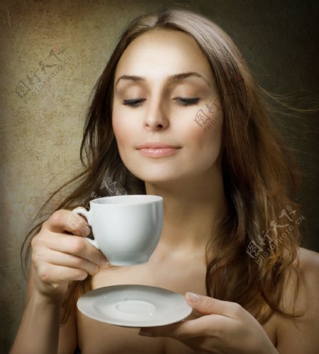 喝咖啡的美女图片