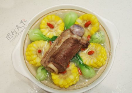 传统玉米筒骨砂锅图片